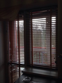 деревянные жалюзи изображение